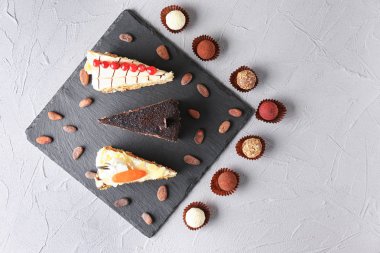 Hafif dokulu arka plan üzerinde çeşitli lezzetli tatlılar