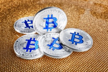 Altın arka plan üzerinde gümüş bitcoins