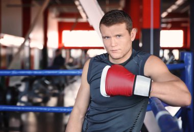 Genç adam boks ring, portre