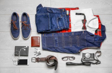 Hipster giysiler ahşap zemin, düz üzerinde dizi yatıyordu