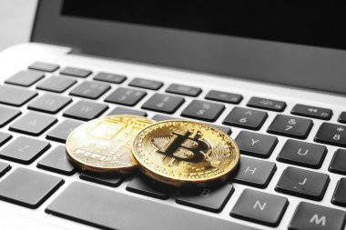 Bilgisayar klavye üzerinde altın bitcoins