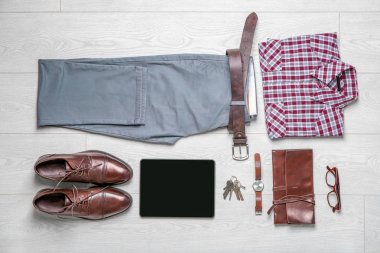 Hipster giysiler ahşap zemin, düz üzerinde dizi yatıyordu