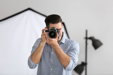 Genç fotoğrafçı alarak fotoğraf profesyonel Studio