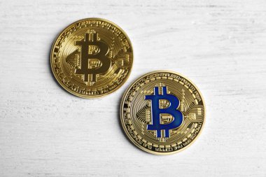 Işık arka plan üzerinde altın bitcoins