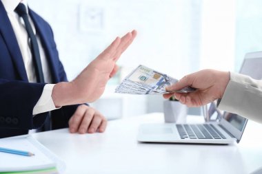 Tablo kapalı kadına rüşvet almak reddeden işadamı