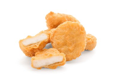 Lezzetli tavuk nuggets beyaz arka plan üzerinde