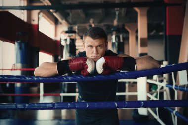 Genç adam boks ring, portre