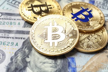 Altın bitcoins dolar faturaları, closeup üzerinde