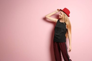 Renk arka plan üzerinde güzel genç gülümseyen kadın