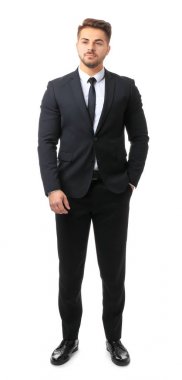 Beyaz arka plan üzerinde resmi kıyafetli yakışıklı adam