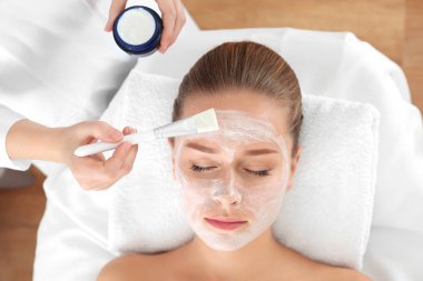 Şevval Özçelik Güzellik maskesi genç kadının yüzüne spa salonda üzerine uygulama
