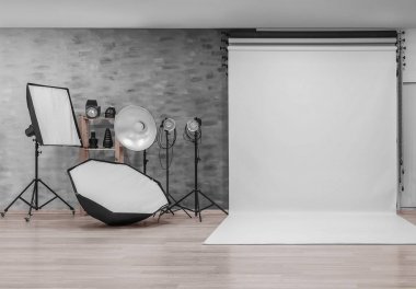 Profesyonel ekipmanlı modern fotoğraf stüdyosunun içi.