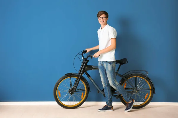 色の背景上の自転車と流行に敏感なティーンエイ ジャー — ストック写真