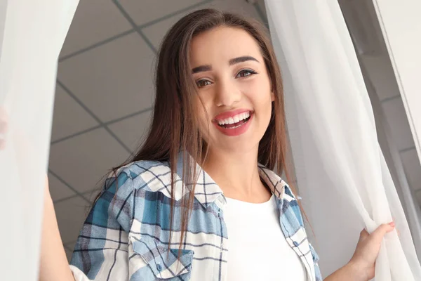 Retrato de hermosa mujer sonriente en casa —  Fotos de Stock