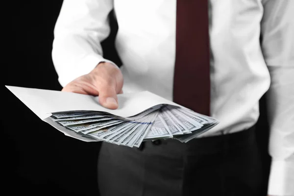 Geschäftsmann Mit Umschlag Mit Geld Auf Schwarzem Hintergrund Korruptionskonzept — Stockfoto