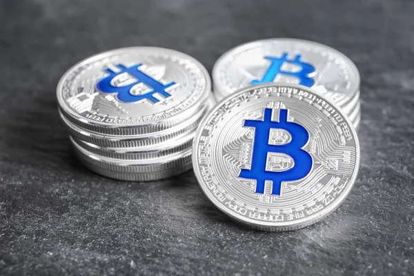 Silberne Bitcoins auf dunklem Hintergrund — Stockfoto