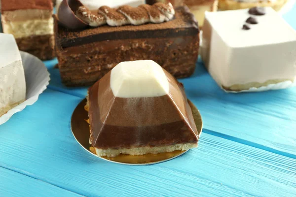 Gustosa torta al cioccolato su sfondo di legno — Foto Stock