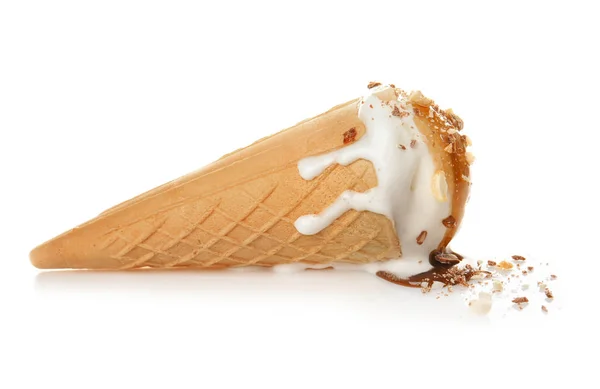 Waffle cone med glass och kolasås på vit bakgrund — Stockfoto