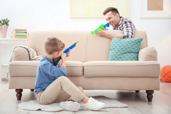 Rapaz Bonito Seu Pai Brincando Com Armas Brinquedo Casa — Fotografia de Stock