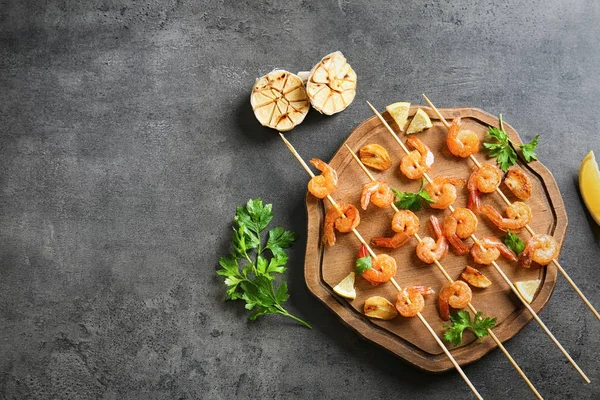 Köstliche Gebratene Garnelen Mit Knoblauch Auf Holzbrett Draufsicht — Stockfoto