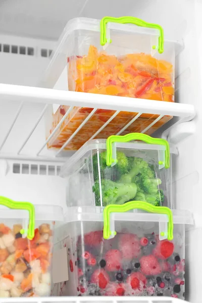 Dondurulmuş meyveler ve sebzeler dondurucu, closeup ile konteyner — Stok fotoğraf