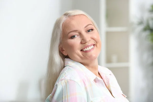 Retrato de una hermosa mujer madura en casa —  Fotos de Stock