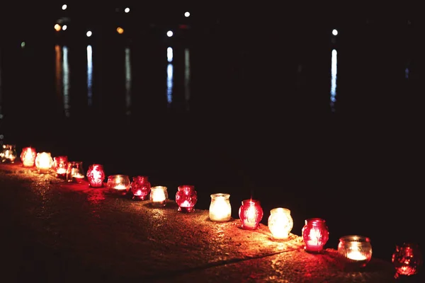 Pots avec des bougies allumées la nuit, à l'extérieur — Photo