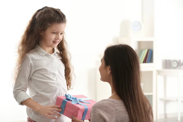 Söt Liten Flicka Ger Presentask Till Hennes Mamma Inomhus Mors — Stockfoto