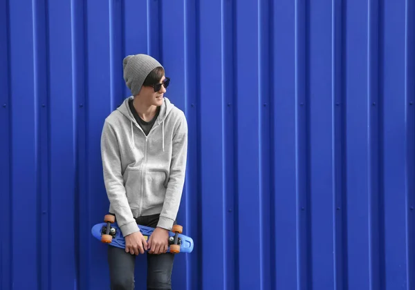 Tiener Van Hipster Met Een Skateboard Buurt Van Kleur Muur — Stockfoto