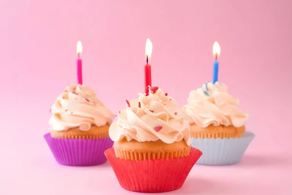 Sabrosos Cupcakes Con Velas Sobre Fondo Color —  Fotos de Stock