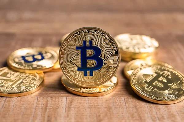 Arany Bitcoins Fából Készült Háttér — Stock Fotó