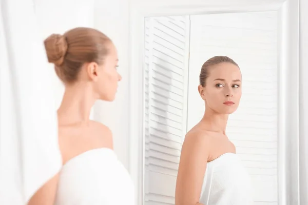 Mulher bonita olhando no espelho depois de tomar banho — Fotografia de Stock