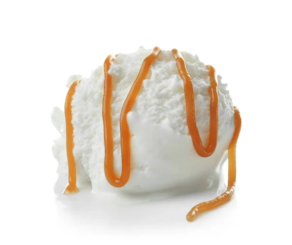 Ice cream míč s karamelovou omáčkou na bílém pozadí — Stock fotografie