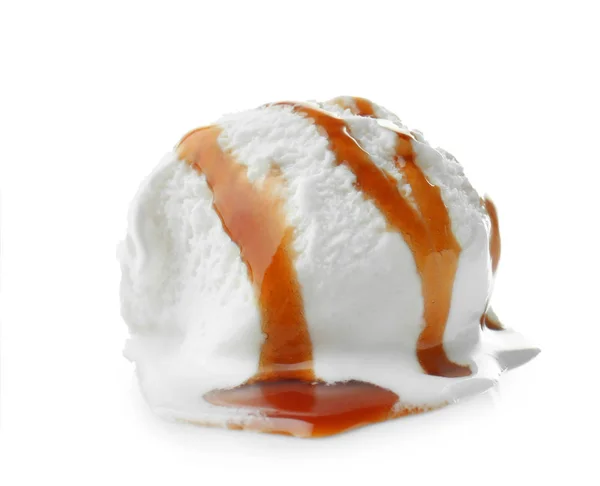 Bola de sorvete com molho de caramelo no fundo branco — Fotografia de Stock