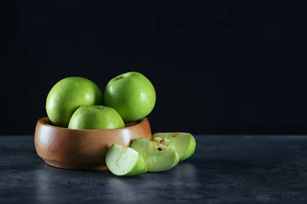 Μπολ Φρέσκα Πράσινα Μήλα Στο Τραπέζι Ενάντια Σκούρο Φόντο — Φωτογραφία Αρχείου