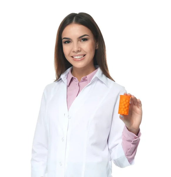 Jeune Pharmacienne Avec Des Pilules Sur Fond Blanc — Photo