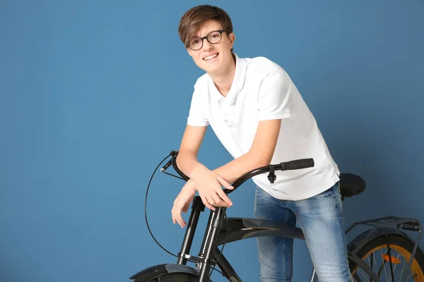 时髦青少年与自行车在颜色背景 — 图库照片