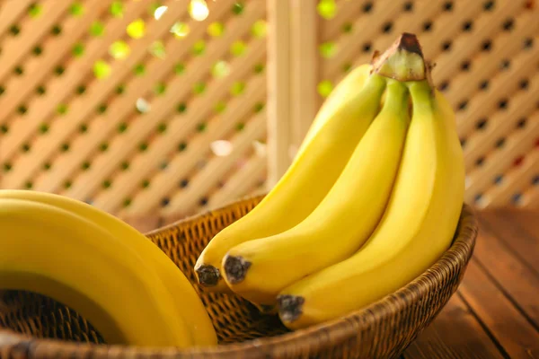 Ripe bananas in wicker basket — Stock Photo, Image