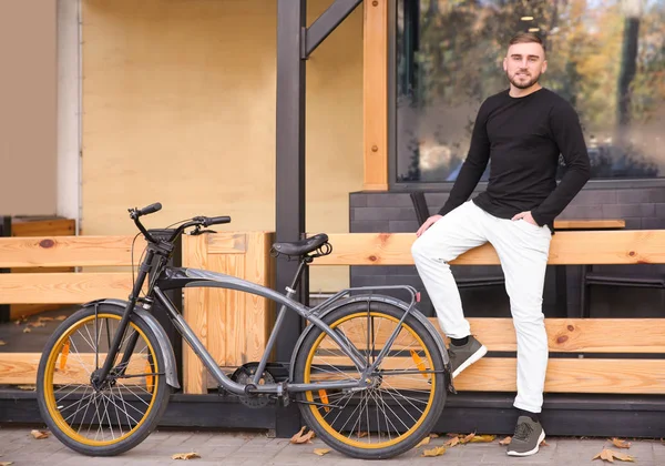 屋外の自転車とハンサムな若いヒップな男 — ストック写真