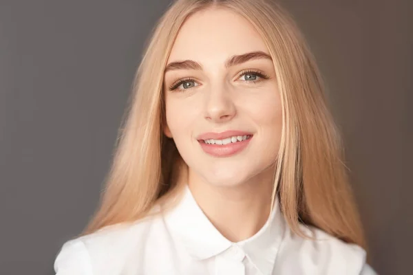 Uśmiechnięta Kobieta Białej Bluzce Kolor Tła — Zdjęcie stockowe