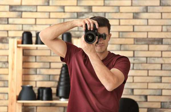 Young Photographer Taking Photo Professional Studio — Stock Photo, Image