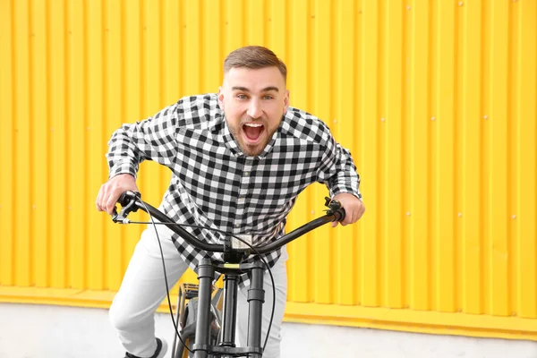 Guapo Joven Hipster Hombre Con Bicicleta Cerca Pared Aire Libre — Foto de Stock