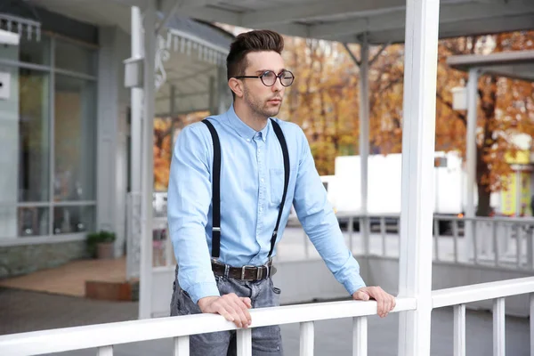 Jonge hipster man buitenshuis — Stockfoto