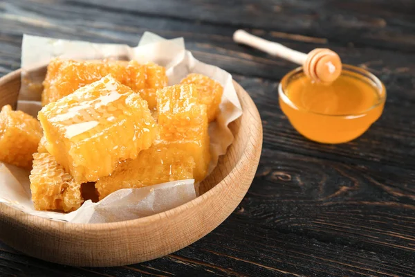 Houten schaal met zoete honingraten op tafel — Stockfoto