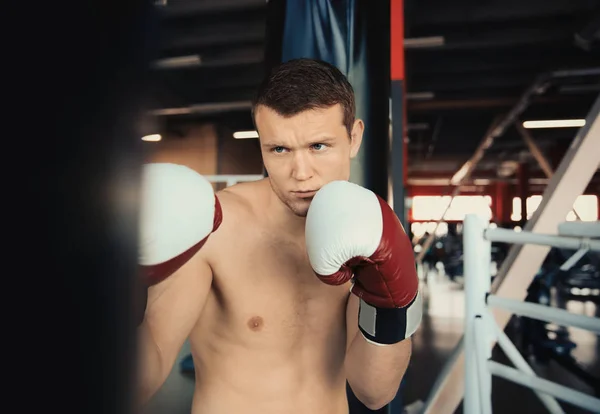 Entrenamiento Boxeador Con Saco Boxeo Gimnasio — Foto de Stock