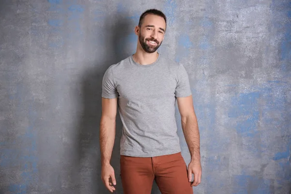 Porträt eines hübschen lächelnden jungen Mannes in der Nähe der Farbwand — Stockfoto