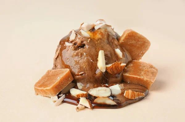 キャラメル ソースと背景の色味のキャンディーとチョコレート アイス クリーム ボール — ストック写真