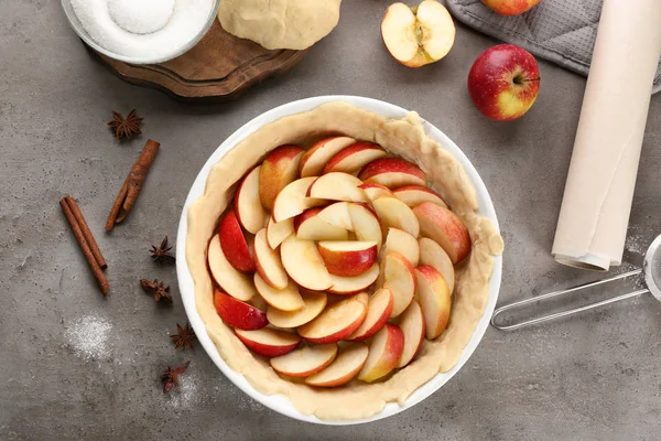 Ruwe deeg met appels in de ovenschaal op tafel — Stockfoto