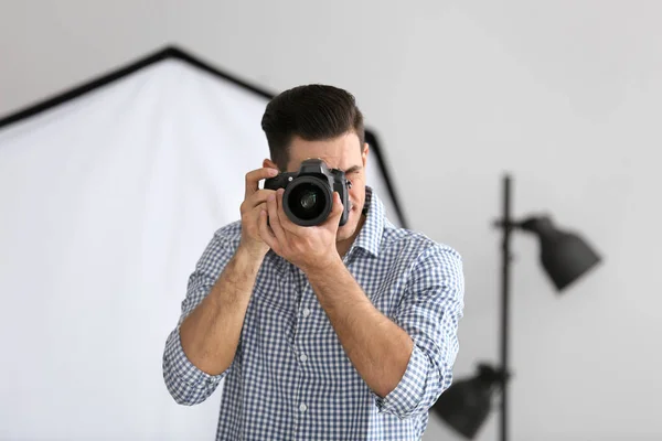 Young Photographer Taking Photo Professional Studio — Stock Photo, Image