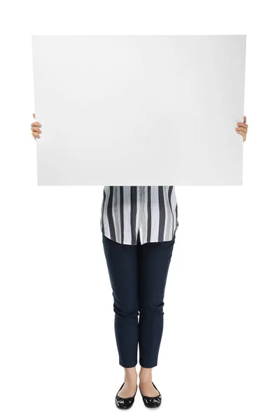 Jovem Mulher Escondendo Atrás Placa Publicidade Branco Fundo Branco — Fotografia de Stock